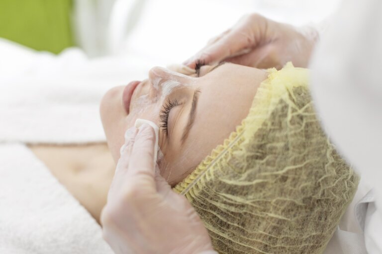 Alive and Well Signature Facial 60